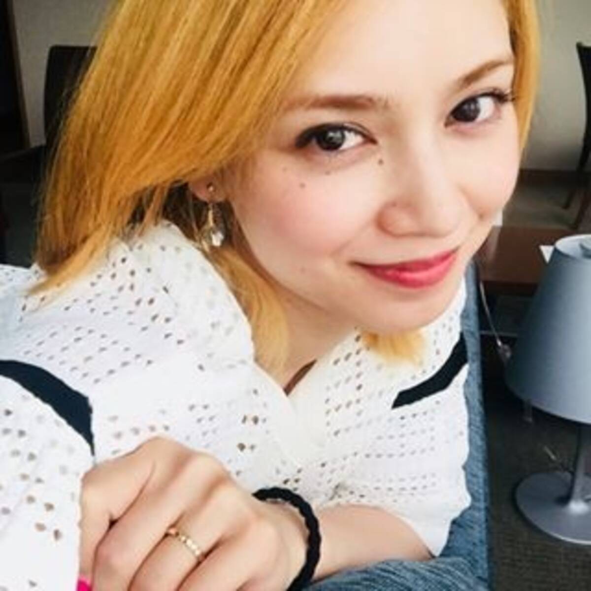 本日w杯初戦 平愛梨 夫 長友とお揃いの金髪披露も批判 他選手の妻の好感度は 18年6月19日 エキサイトニュース