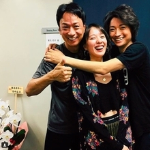 戸田恵梨香、イケメン俳優2人と抱き合う姿に“うらやましい” 意外と交友関係が広い？