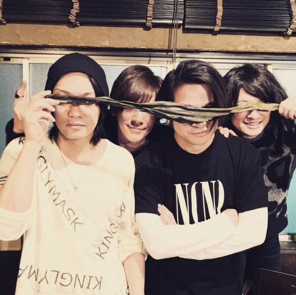 Glay Teruが投稿した豪華メンバー写真で再び容姿に注目集まる 昆布目隠し にも批判 19年2月8日 エキサイトニュース