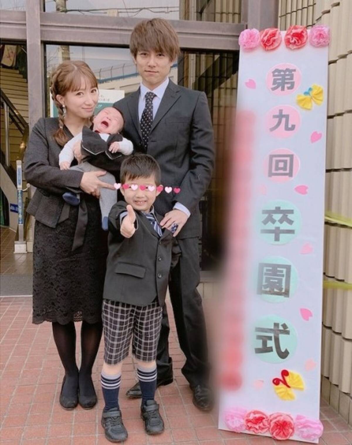 辻希美 次男の卒園式に夫婦で出席 服装がお葬式みたい 赤ちゃんは預けたら ツッコミ殺到 19年3月18日 エキサイトニュース
