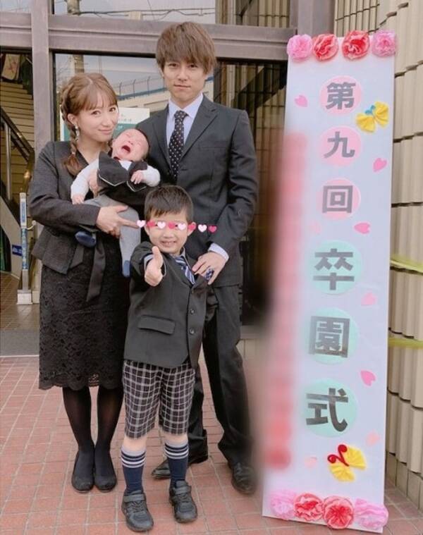 辻希美 次男の卒園式に夫婦で出席 服装がお葬式みたい 赤ちゃんは預けたら ツッコミ殺到 19年3月18日 エキサイトニュース