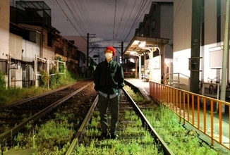 大阪観光中の韓国人アイドル、真夜中の線路に立ち入り写真を投稿？ “鉄道営業法違反では”と物議に