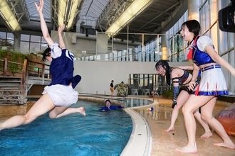SKE48荒井優希が真冬のプールプロレスに参戦！競泳で3位になるなど奮闘も勝利には届かず…
