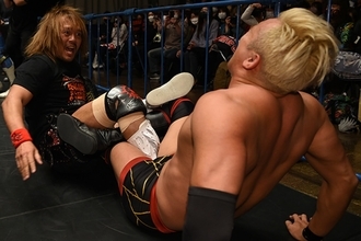 新日本IWGP世界王座挑戦の内藤哲也がオカダ・カズチカに足4の字攻めで優位に立つ「膝、痛いか！？」