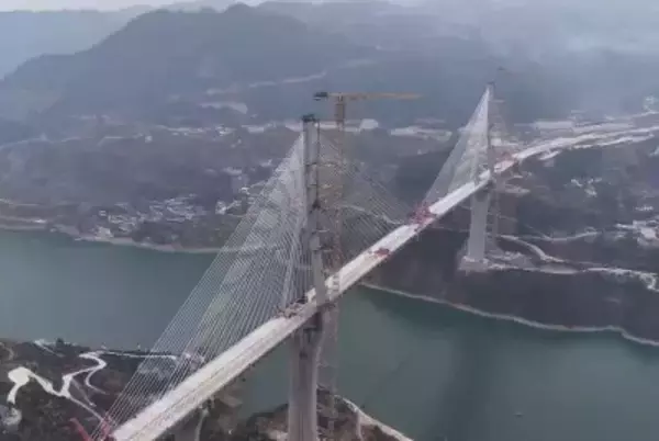 中国中部で世界最大スパンの橋が無事に接合