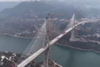中国中部で世界最大スパンの橋が無事に接合