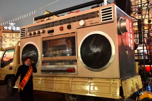 雲南省の街頭に巨大ラジカセ！貨物トラック改造のカフェが人気に―中国