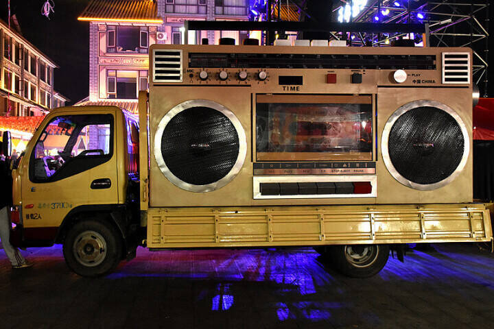 雲南省の街頭に巨大ラジカセ！貨物トラック改造のカフェが人気に―中国