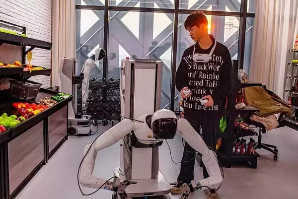 「湖北省の「ロボット幼稚園」で働く若きロボットトレーナーたち―中国」の画像
