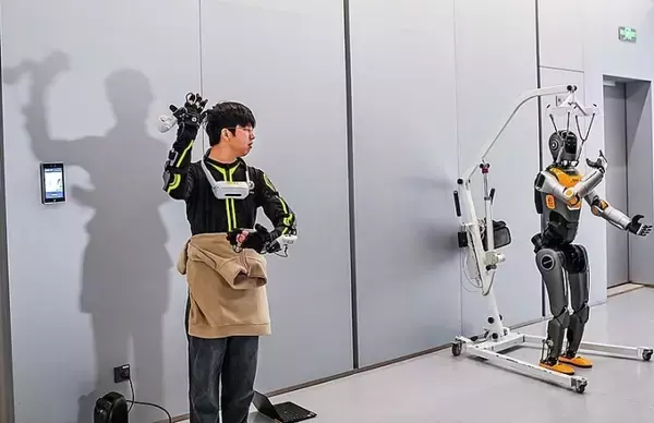 「湖北省の「ロボット幼稚園」で働く若きロボットトレーナーたち―中国」の画像