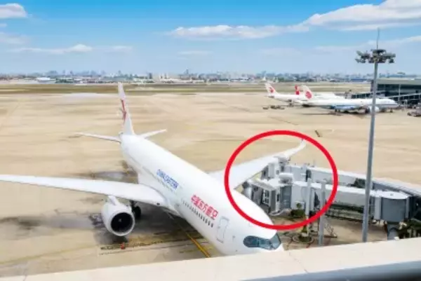 中国東方航空機が上海虹橋空港でボーディングブリッジに衝突―中国メディア
