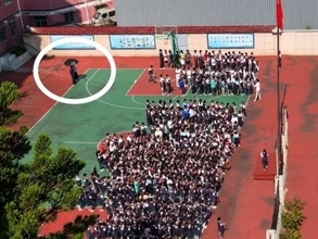 男女教師の&ldquo;相合い傘&rdquo;が物議、学校「2人は親子」と説明もうそだったことが判明―中国