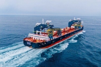 世界初の4万1800トン双方向航行型自動荷役船が引き渡し―中国