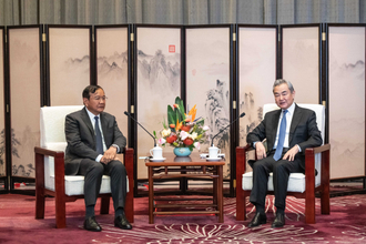 中国の王毅外交部長、カンボジアのプラック・ソコン副首相兼外相と会談