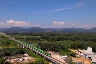 中国・ラオス鉄道国際旅客列車、13日で運行1周年