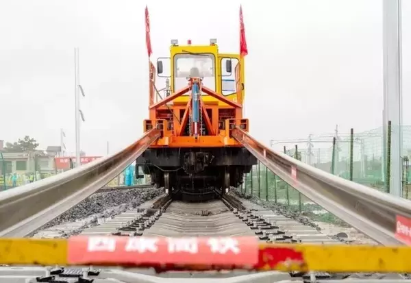 「西康高速鉄道で全線の線路敷設工事がスタート―中国」の画像