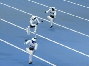 ロボットの「恥ずかしそうに顔を覆う」走り方が話題に―中国