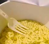 「韓国「地下鉄内でスマホを見ながらカップ麺」動画が物議＝ネット「厳罰を」「地下鉄利用禁止に」」の画像1