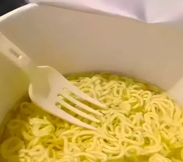 韓国「地下鉄内でスマホを見ながらカップ麺」動画が物議＝ネット「厳罰を」「地下鉄利用禁止に」