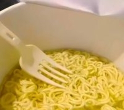 韓国「地下鉄内でスマホを見ながらカップ麺」動画が物議＝ネット「厳罰を」「地下鉄利用禁止に」