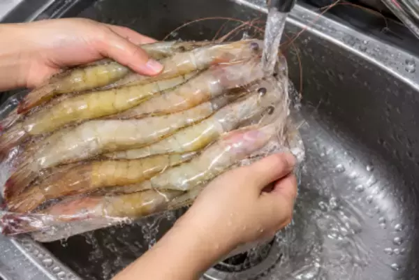 スシロー教育担当者が従業員に冷凍エビを手で解凍させる？「手が真っ赤、焼けるような痛み」―中国