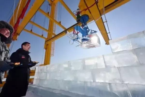 スマート大型氷彫刻自動施工ロボット、ハルビンで試験運用段階に―中国