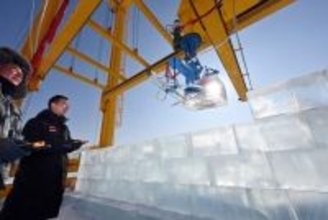 スマート大型氷彫刻自動施工ロボット、ハルビンで試験運用段階に―中国