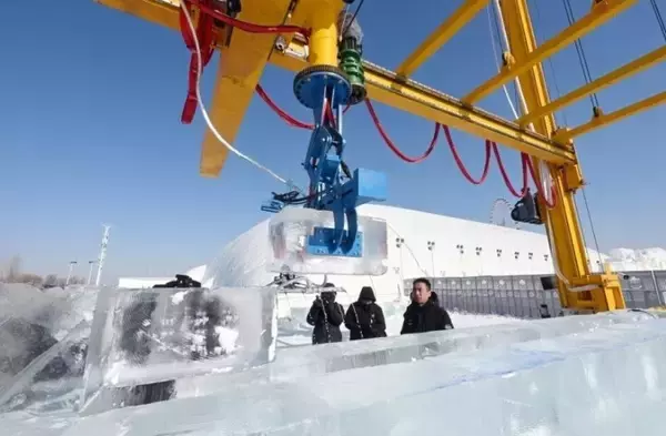 「スマート大型氷彫刻自動施工ロボット、ハルビンで試験運用段階に―中国」の画像