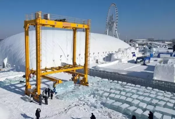 「スマート大型氷彫刻自動施工ロボット、ハルビンで試験運用段階に―中国」の画像