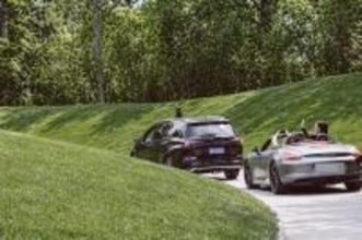 サファリパークで客がオープンカーの屋根を開けてトラを見る―中国