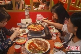 活気を取り戻しつつある江西省南昌市、飲食店内での飲食再開―中国