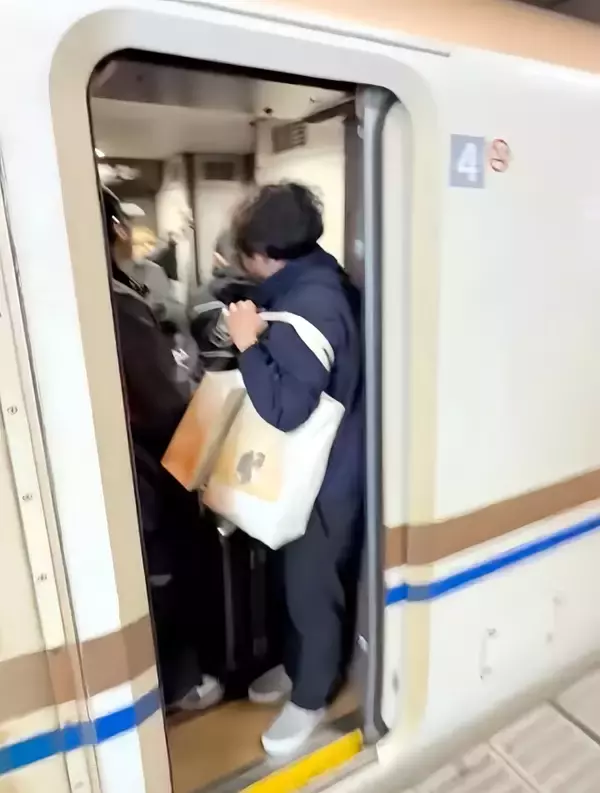 「日本の新幹線「気持ち悪すぎ」、中国人があまりの混雑に不満ぶちまけるも…」の画像
