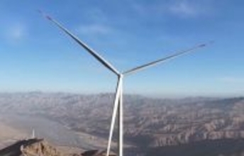 西北地区最高地点の風力発電プロジェクト、第1陣の風力発電機が送電網への接続に成功―中国