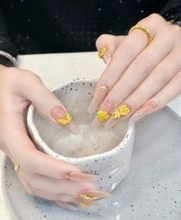 ゴールドのネイルデザインが流行、約88万円のアクセサリーをサロンに持ち込む人も―中国