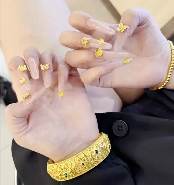 「ゴールドのネイルデザインが流行、約88万円のアクセサリーをサロンに持ち込む人も―中国」の画像