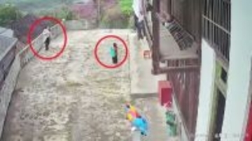 ロケット花火に点火してもらった幼児、逃げ惑う母親を「ロックオン」―中国