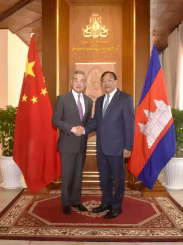 中国の王毅部長、カンボジアのプラック・ソコン副首相兼外相と会談