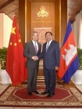 中国の王毅部長、カンボジアのプラック・ソコン副首相兼外相と会談