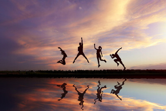 ペットの散歩代行やドローン操縦など、中国の若者の間で「新職業」が人気に