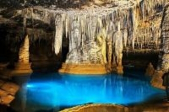 幻想的な洞窟探検を楽しめる湖北省恩施の「魔眼天宮」―中国