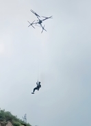 ドローンで人をつり上げ山の上に運ぶ、メーカーから1年間の飛行禁止処分―中国