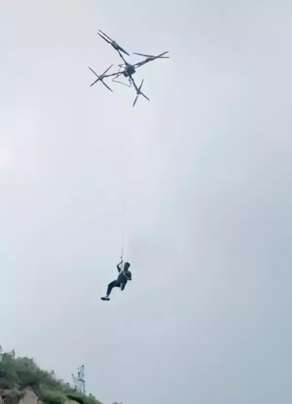 ドローンで人をつり上げ山の上に運ぶ、メーカーから1年間の飛行禁止処分―中国