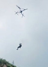 ドローンで人をつり上げ山の上に運ぶ、メーカーから1年間の飛行禁止処分―中国