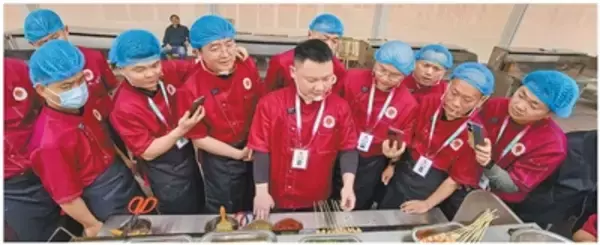 中国初のバーベキュー学院の第1期生が卒業