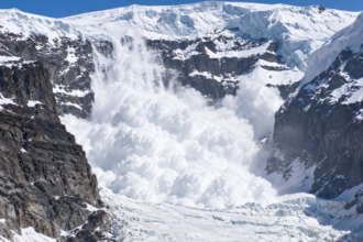 新疆の山岳部氷河で雪崩が発生 関係部門が安全確保の注意喚起