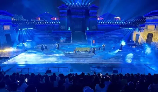 「「赤壁にて東風を借りる」古戦場の実景パフォーマンスが文化観光の新たなトレンドに―中国」の画像