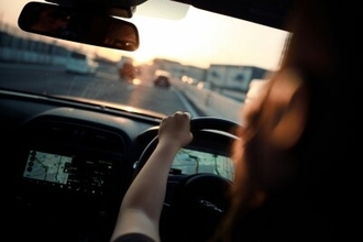女性が高速道路での「手放し運転」で処罰―中国