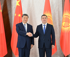 習近平主席、キルギスのジャパロフ大統領と会談
