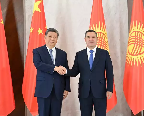 習近平主席、キルギスのジャパロフ大統領と会談