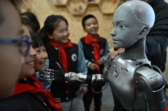 世界初の教育用等身大サイズの人型ロボットが授業―安徽省合肥市